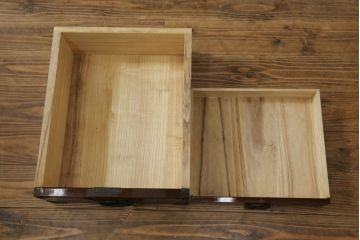 和製ビンテージ　前面欅(ケヤキ)材　総漆塗り　木地呂塗り　仙台箪笥　牡丹と唐獅子の手打ち金具が魅力的な重ね衣装箪笥(着物箪笥、収納箪笥、整理箪笥、重ね箪笥、引き出し、ヴィンテージ)(R-075999)