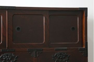 和製ビンテージ　前面欅(ケヤキ)材　総漆塗り　木地呂塗り　仙台箪笥　牡丹と唐獅子の手打ち金具が魅力的な重ね衣装箪笥(着物箪笥、収納箪笥、整理箪笥、重ね箪笥、引き出し、ヴィンテージ)(R-075999)