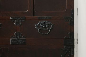 和製ビンテージ　前面欅(ケヤキ)材　総漆塗り　木地呂塗り　仙台箪笥　牡丹と唐獅子の手打ち金具が魅力的な重ね衣装箪笥(着物箪笥、収納箪笥、整理箪笥、重ね箪笥、引き出し、ヴィンテージ)(R-075999)