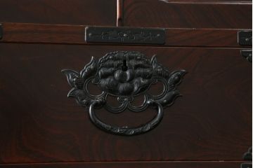 和製ビンテージ　前面欅(ケヤキ)材　総漆塗り　木地呂塗り　仙台箪笥　牡丹と唐獅子の手打ち金具が魅力的な重ね衣装箪笥(着物箪笥、収納箪笥、整理箪笥、重ね箪笥、引き出し、ヴィンテージ)(R-075999)