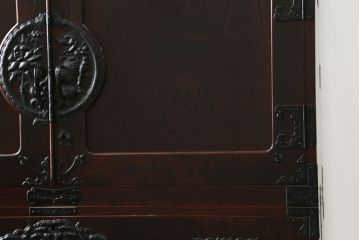 和製ビンテージ　前面欅(ケヤキ)材　総漆塗り　木地呂塗り　仙台箪笥　牡丹と唐獅子の手打ち金具が魅力的な重ね衣装箪笥(着物箪笥、収納箪笥、整理箪笥、重ね箪笥、引き出し、ヴィンテージ)(R-075999)