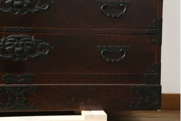 和製ビンテージ　前面欅(ケヤキ)材　総漆塗り　木地呂塗り　仙台箪笥　牡丹と唐獅子の手打ち金具が魅力的な重ね衣装箪笥(着物箪笥、収納箪笥、整理箪笥、重ね箪笥、引き出し、ヴィンテージ)(R-075999)
