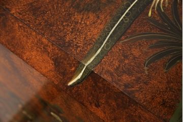 ヴィンテージ家具　繊細な絵柄が目を引くシノワズリ様式のサイドボード(サイドキャビネット、リビングボード、引き出し、収納棚、戸棚)(R-076000)
