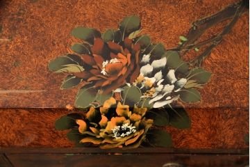 ヴィンテージ家具　繊細な絵柄が目を引くシノワズリ様式のサイドボード(サイドキャビネット、リビングボード、引き出し、収納棚、戸棚)(R-076000)