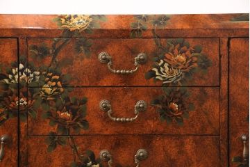 ヴィンテージ家具　繊細な絵柄が目を引くシノワズリ様式のサイドボード(サイドキャビネット、リビングボード、引き出し、収納棚、戸棚)(R-076000)