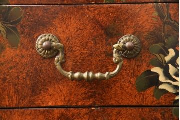 ヴィンテージ家具　繊細な絵柄が目を引くシノワズリ様式のサイドボード(サイドキャビネット、リビングボード、引き出し、収納棚、戸棚)(R-076000)
