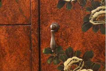 ヴィンテージ家具　繊細な絵柄が目を引くシノワズリ様式のサイドボード(サイドキャビネット、リビングボード、引き出し、収納棚、戸棚)(R-076000)