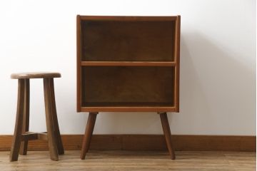 デンマークビンテージ　チーク材　小振りなサイズで可愛らしい脚付きキャビネット(サイドキャビネット、サイドボード、本棚、ブックシェルフ、飾り棚、収納棚、ヴィンテージ、北欧)(R-076004)
