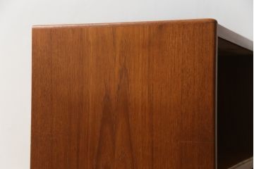 デンマークビンテージ　チーク材　小振りなサイズで可愛らしい脚付きキャビネット(サイドキャビネット、サイドボード、本棚、ブックシェルフ、飾り棚、収納棚、ヴィンテージ、北欧)(R-076004)