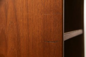 デンマークビンテージ　チーク材　小振りなサイズで可愛らしい脚付きキャビネット(サイドキャビネット、サイドボード、本棚、ブックシェルフ、飾り棚、収納棚、ヴィンテージ、北欧)(R-076004)