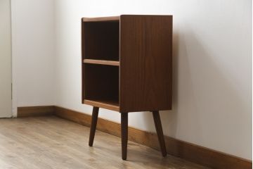 デンマークビンテージ　チーク材　小振りなサイズで可愛らしい脚付きキャビネット(サイドキャビネット、サイドボード、本棚、ブックシェルフ、飾り棚、収納棚、ヴィンテージ、北欧)(R-076004)