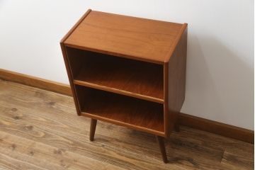 デンマークビンテージ　チーク材　小振りなサイズで可愛らしい脚付きキャビネット(サイドキャビネット、サイドボード、本棚、ブックシェルフ、飾り棚、収納棚、ヴィンテージ、北欧)(R-076004)