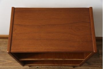 デンマークビンテージ　チーク材　小振りなサイズで可愛らしい脚付きキャビネット(サイドキャビネット、サイドボード、本棚、ブックシェルフ、飾り棚、収納棚、ヴィンテージ、北欧)(R-076004)