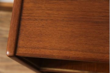 デンマークビンテージ　チーク材　小振りなサイズで可愛らしい脚付きキャビネット(サイドキャビネット、サイドボード、本棚、ブックシェルフ、飾り棚、収納棚、ヴィンテージ、北欧)(R-076004)