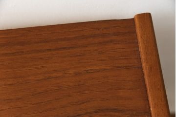 デンマークビンテージ　チーク材　小振りなサイズで可愛らしい脚付きキャビネット(サイドキャビネット、サイドボード、本棚、ブックシェルフ、飾り棚、収納棚、ヴィンテージ、北欧)(R-076004)