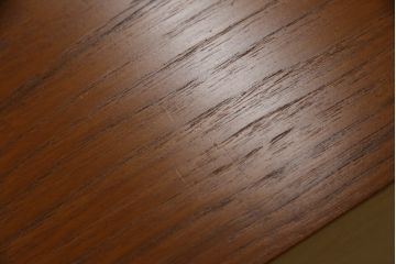 デンマークビンテージ　チーク材　小振りなサイズで可愛らしい脚付きキャビネット(サイドキャビネット、サイドボード、本棚、ブックシェルフ、飾り棚、収納棚、ヴィンテージ、北欧)(R-076004)