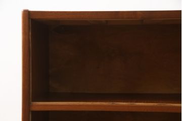 デンマークビンテージ　チーク材　小振りなサイズで可愛らしい脚付きキャビネット(サイドキャビネット、サイドボード、本棚、ブックシェルフ、飾り棚、収納棚、ヴィンテージ、北欧)(R-076004)