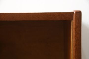 デンマークビンテージ　チーク材　小振りなサイズで可愛らしい脚付きキャビネット(サイドキャビネット、サイドボード、本棚、ブックシェルフ、飾り棚、収納棚、ヴィンテージ、北欧)(R-076004)