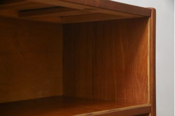デンマークビンテージ　チーク材　小振りなサイズで可愛らしい脚付きキャビネット(サイドキャビネット、サイドボード、本棚、ブックシェルフ、飾り棚、収納棚、ヴィンテージ、北欧)(R-076004)