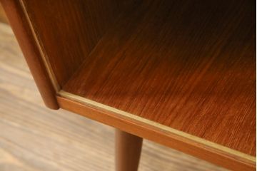 デンマークビンテージ　チーク材　小振りなサイズで可愛らしい脚付きキャビネット(サイドキャビネット、サイドボード、本棚、ブックシェルフ、飾り棚、収納棚、ヴィンテージ、北欧)(R-076004)