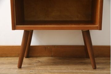 デンマークビンテージ　チーク材　小振りなサイズで可愛らしい脚付きキャビネット(サイドキャビネット、サイドボード、本棚、ブックシェルフ、飾り棚、収納棚、ヴィンテージ、北欧)(R-076004)