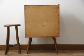 デンマークビンテージ　チーク材　小振りなサイズで可愛らしい脚付きキャビネット(サイドキャビネット、サイドボード、本棚、ブックシェルフ、飾り棚、収納棚、ヴィンテージ、北欧)(R-076004)