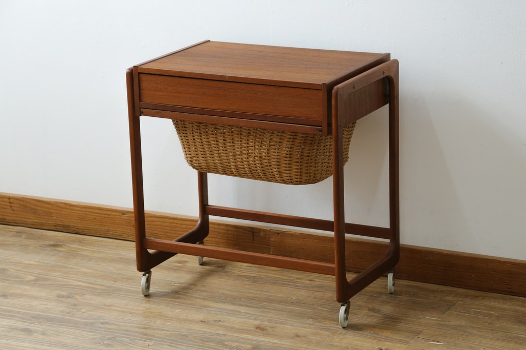 デンマークヴィンテージ　チーク材　キャスターとカゴ付きで便利なソーイングワゴン　(R-076005)