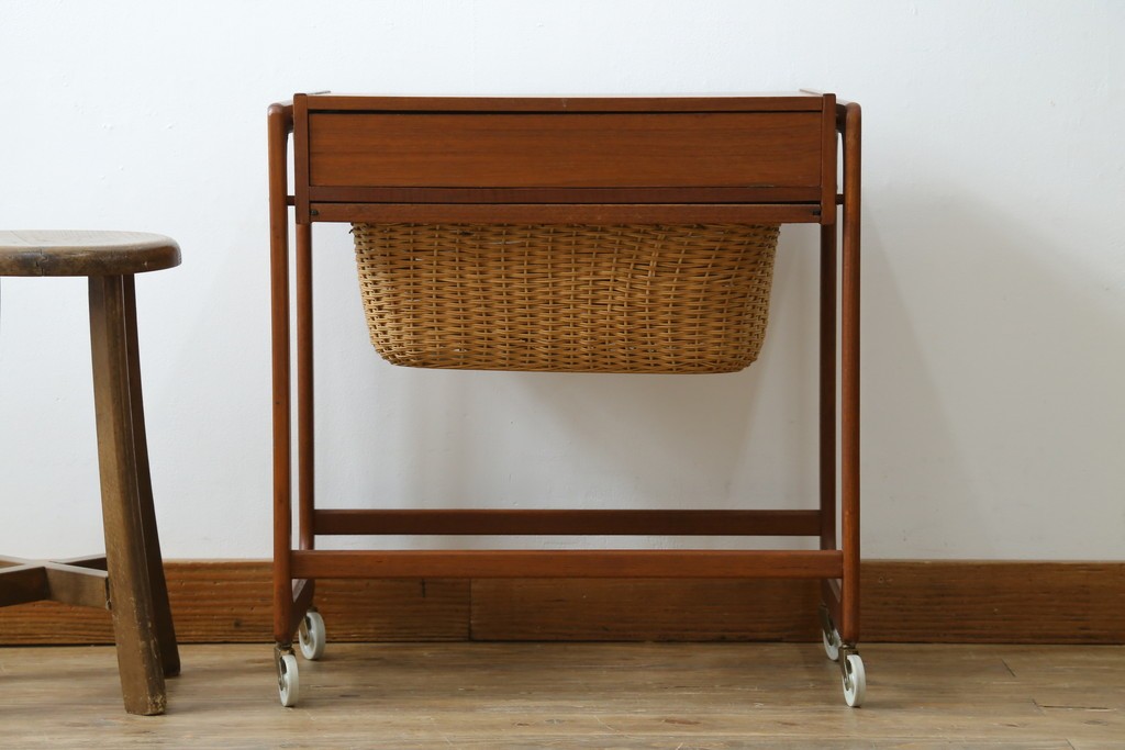 デンマークヴィンテージ　チーク材　キャスターとカゴ付きで便利なソーイングワゴン　(R-076005)