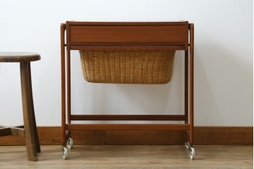 デンマークヴィンテージ　チーク材　キャスターとカゴ付きで便利なソーイングワゴン　(R-076005)