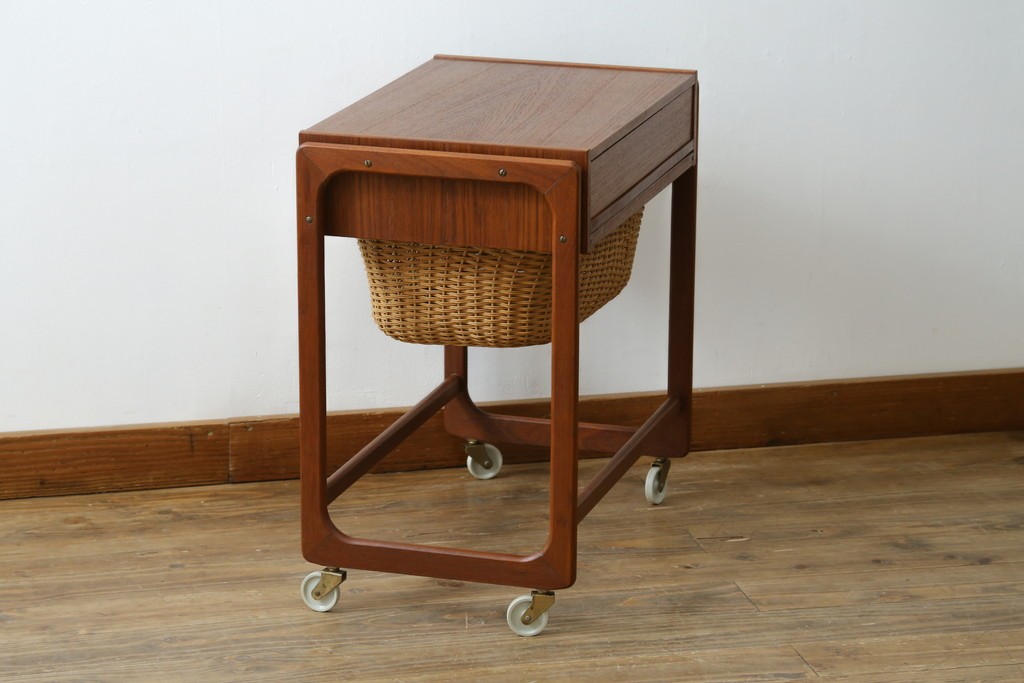 デンマークヴィンテージ　チーク材　キャスターとカゴ付きで便利なソーイングワゴン　(R-076005)
