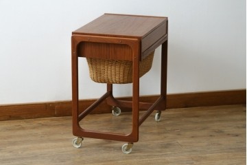 デンマークヴィンテージ　チーク材　キャスターとカゴ付きで便利なソーイングワゴン　(R-076005)