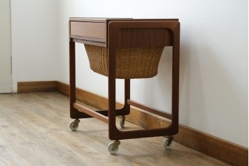 デンマークヴィンテージ　チーク材　キャスターとカゴ付きで便利なソーイングワゴン　(R-076005)