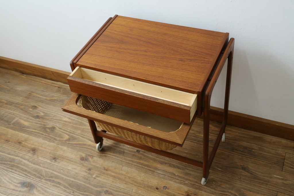 デンマークヴィンテージ　チーク材　キャスターとカゴ付きで便利なソーイングワゴン　(R-076005)