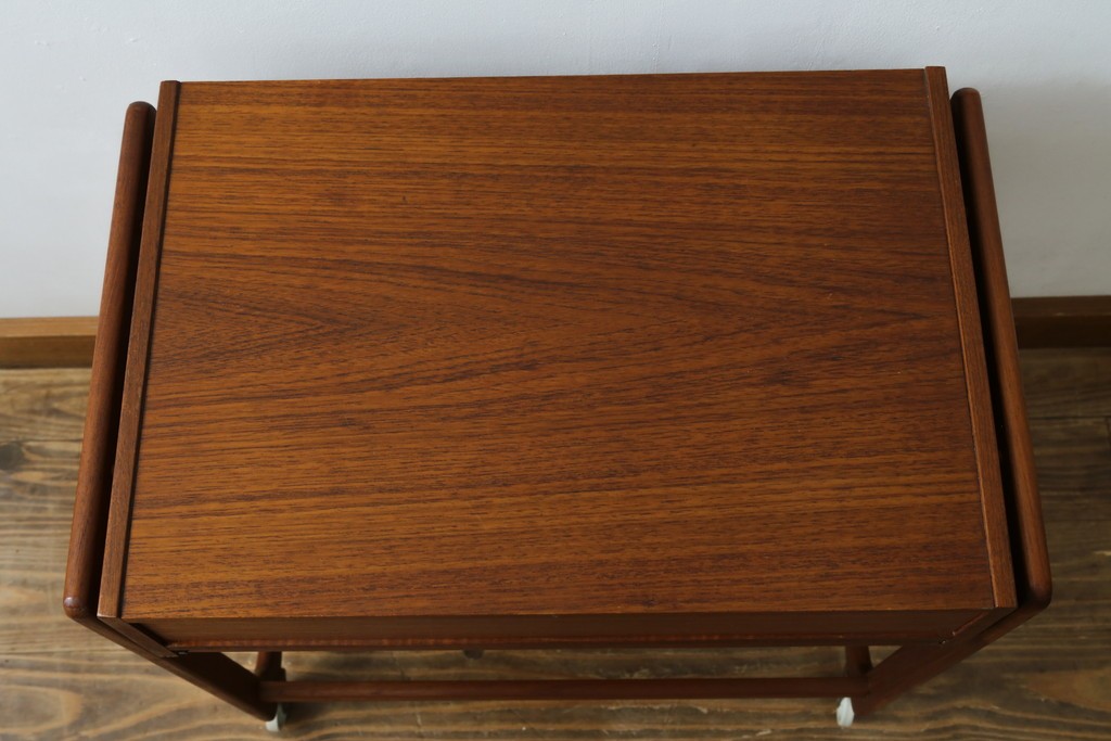 デンマークヴィンテージ　チーク材　キャスターとカゴ付きで便利なソーイングワゴン　(R-076005)