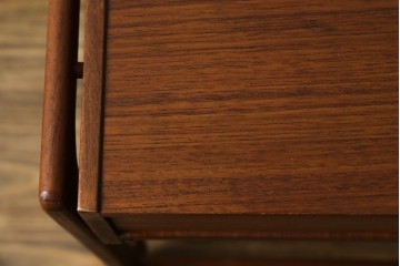 デンマークヴィンテージ　チーク材　キャスターとカゴ付きで便利なソーイングワゴン　(R-076005)