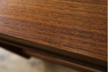 デンマークヴィンテージ　チーク材　キャスターとカゴ付きで便利なソーイングワゴン　(R-076005)