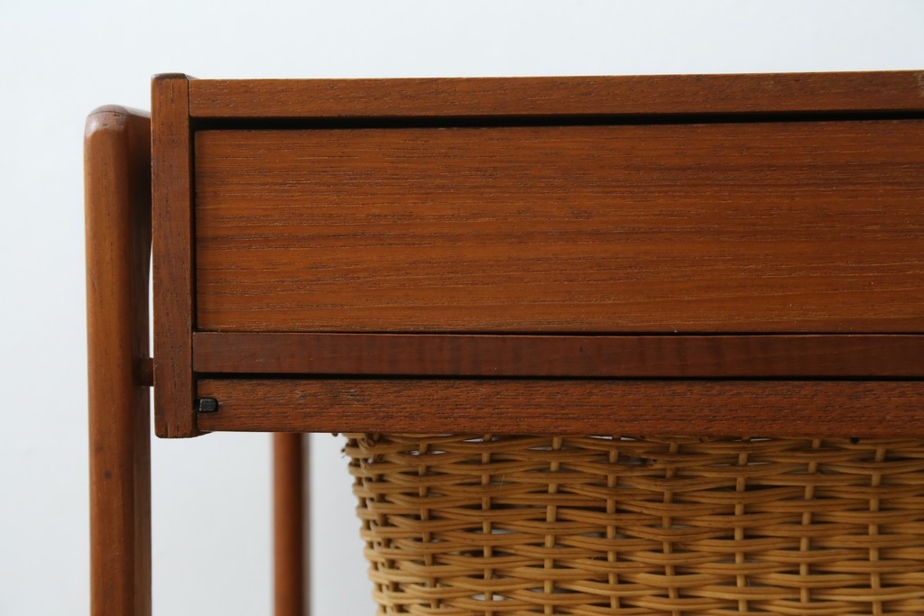 デンマークヴィンテージ　チーク材　キャスターとカゴ付きで便利なソーイングワゴン　(R-076005)