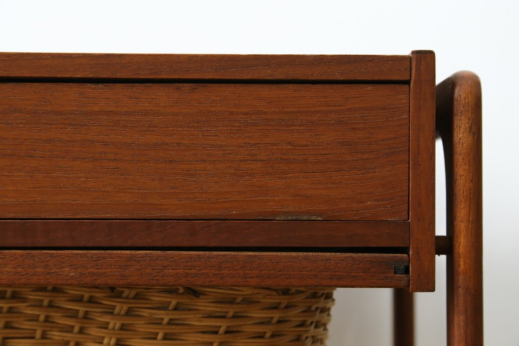 デンマークヴィンテージ　チーク材　キャスターとカゴ付きで便利なソーイングワゴン　(R-076005)