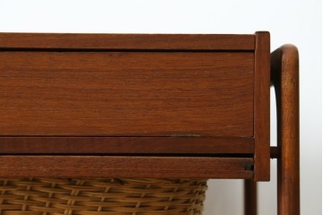 デンマークヴィンテージ　チーク材　キャスターとカゴ付きで便利なソーイングワゴン　(R-076005)