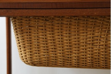 デンマークヴィンテージ　チーク材　キャスターとカゴ付きで便利なソーイングワゴン　(R-076005)