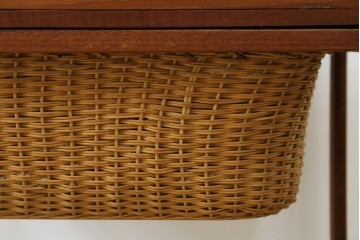 デンマークヴィンテージ　チーク材　キャスターとカゴ付きで便利なソーイングワゴン　(R-076005)