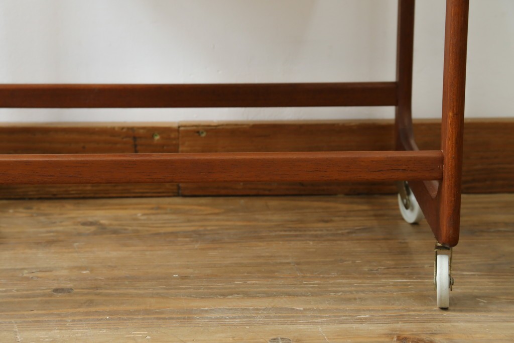 デンマークヴィンテージ　チーク材　キャスターとカゴ付きで便利なソーイングワゴン　(R-076005)