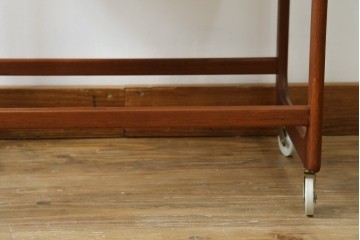 デンマークヴィンテージ　チーク材　キャスターとカゴ付きで便利なソーイングワゴン　(R-076005)