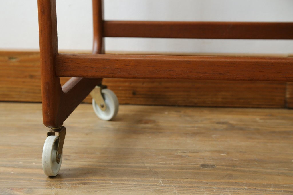 デンマークヴィンテージ　チーク材　キャスターとカゴ付きで便利なソーイングワゴン　(R-076005)