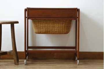 デンマークヴィンテージ　チーク材　キャスターとカゴ付きで便利なソーイングワゴン　(R-076005)