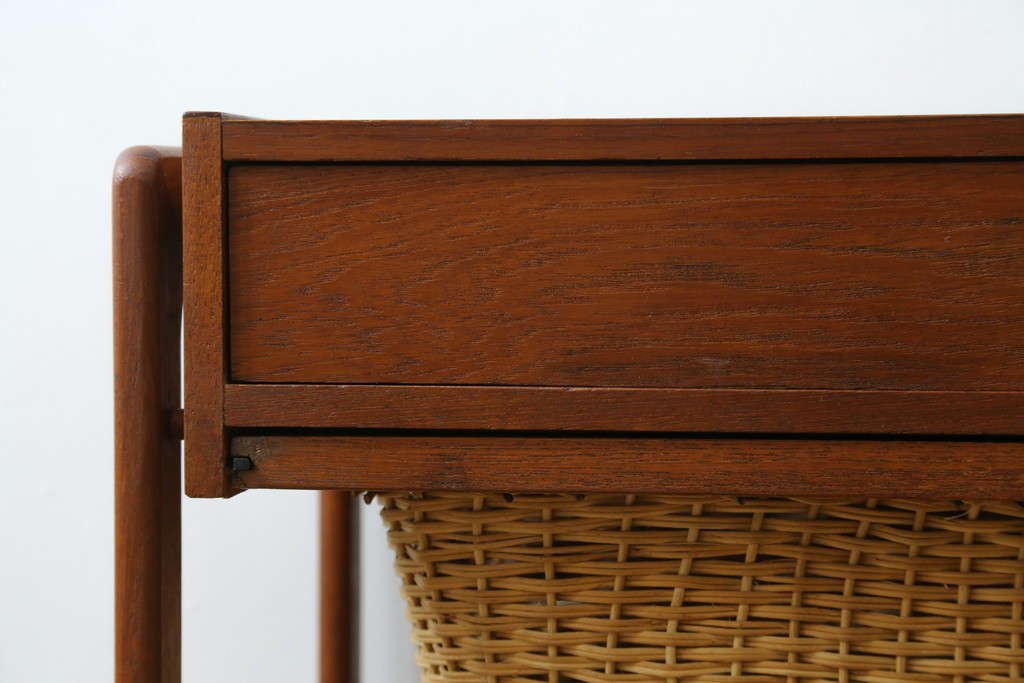 デンマークヴィンテージ　チーク材　キャスターとカゴ付きで便利なソーイングワゴン　(R-076005)