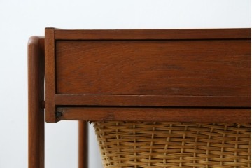 デンマークヴィンテージ　チーク材　キャスターとカゴ付きで便利なソーイングワゴン　(R-076005)