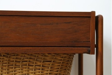 デンマークヴィンテージ　チーク材　キャスターとカゴ付きで便利なソーイングワゴン　(R-076005)