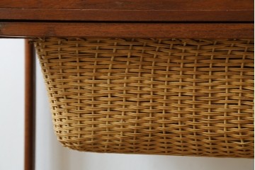 デンマークヴィンテージ　チーク材　キャスターとカゴ付きで便利なソーイングワゴン　(R-076005)