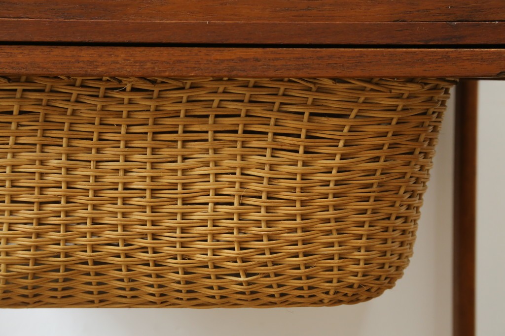 デンマークヴィンテージ　チーク材　キャスターとカゴ付きで便利なソーイングワゴン　(R-076005)